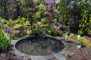 円形池のある庭