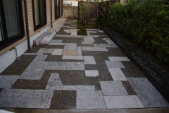 御影石を幾何学的に敷いた駐車場の庭（建築資料研究社　庭NIWA　No.218 2015春　掲載）