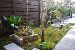 御影石を幾何学的に敷いた駐車場の庭（建築資料研究社　庭NIWA　No.218 2015春　掲載）