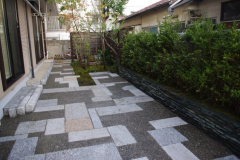 御影石を幾何学的に敷いた駐車場の庭（建築資料研究社　庭NIWA　No.218 2015春　掲載）