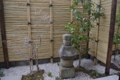 時代物の五輪塔のある庭