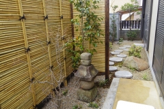 時代物の五輪塔のある庭