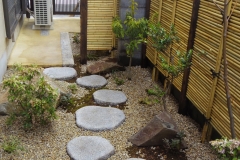 時代物の五輪塔のある庭