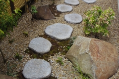 時代物の五輪塔のある庭