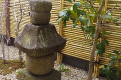 時代物の五輪塔のある庭