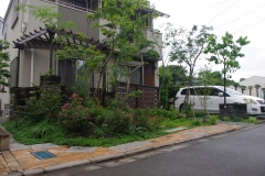 耐火レンガと御影板石の駐車場の庭