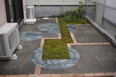 轍のある駐車場の庭