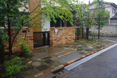 石敷き芝生目地の駐車場の庭（建築資料研究社　庭NIWA　No.218 2015春　掲載）