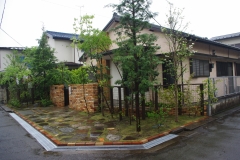 石敷き芝生目地の駐車場の庭（建築資料研究社　庭NIWA　No.218 2015春　掲載）