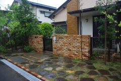 石敷き芝生目地の駐車場の庭（建築資料研究社　庭NIWA　No.218 2015春　掲載）