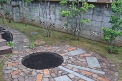 アプローチの庭