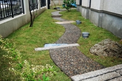 アプローチの庭