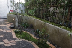 立水栓のある庭